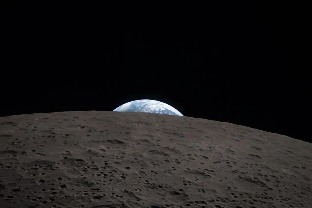 Bumi terlihat dari wahana Orion di dekat Bulan