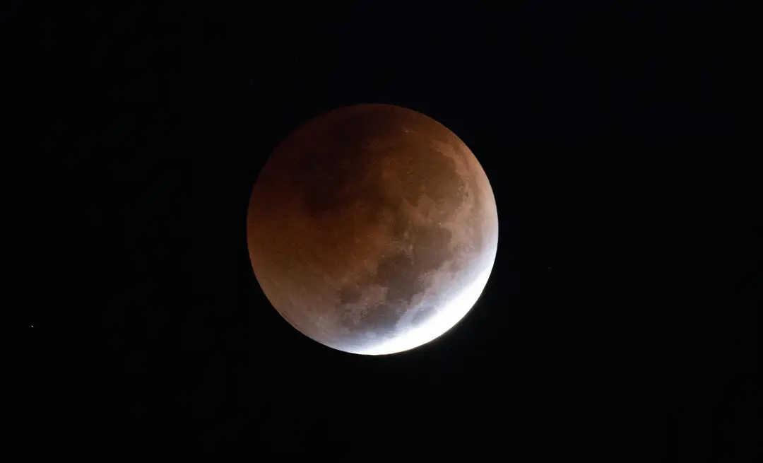 Bulan berwarna merah tembaga saat gerhana bulan total