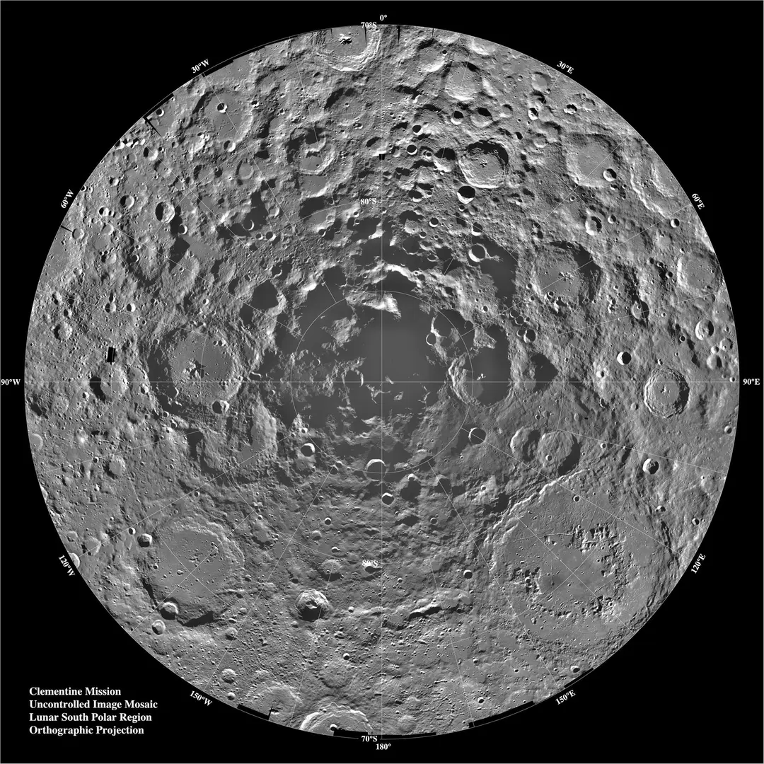 Mosaik kutub selatan Bulan yang penuh kawah bertumpuk
