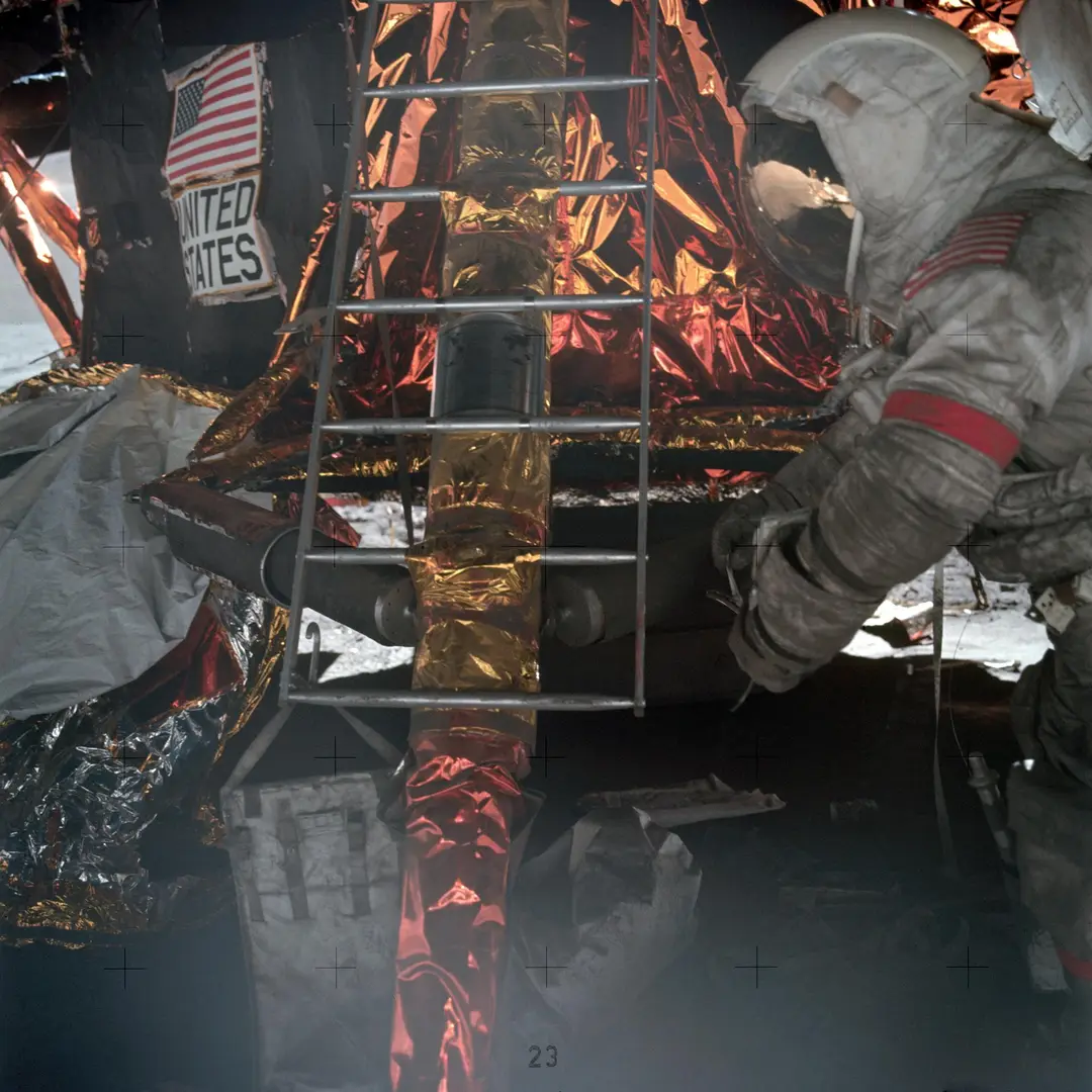 Astronaut Apollo 17 di permukaan Bulan di samping modul pendarat